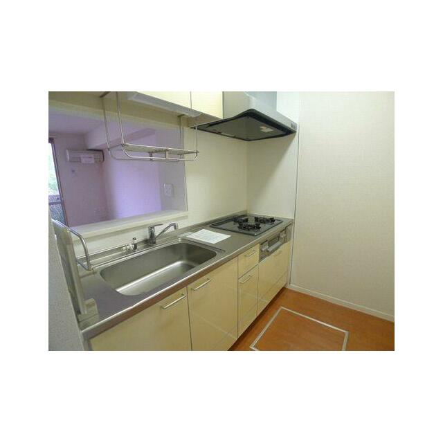 引出し式収納と床下収納を備え、たっぷり収納できるオープンカウンターキッチンは、３口コンロのグリル付…