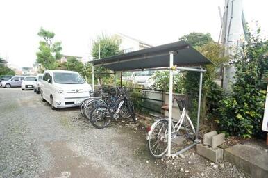 雨の日でも安心して止められる屋根付の駐輪場です☆