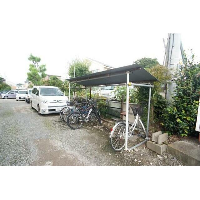雨の日でも安心して止められる屋根付の駐輪場です☆
