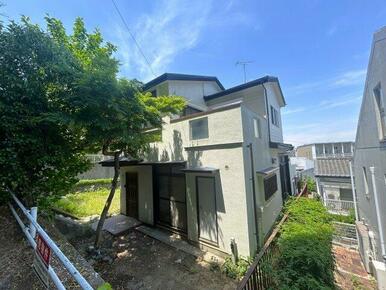 日差しが心地よい庭付きの住まい。植物を育てたり、くつろぎの時間を楽しめます。
