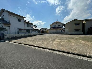 現地写真。道路より向かって左側（東側）の区画となります。