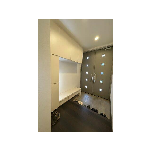 1階玄関　動産を消去した画像になります。現況優先です。