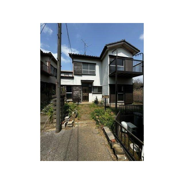 右側の建物外観。2階にバルコニーを配した木造2階建てです