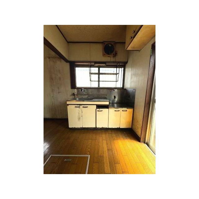 上下に収納棚を備えたキッチン。換気のできる窓が付いています
