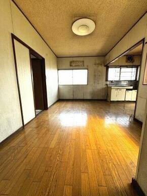 右側建物のダイニング。フローリング仕様で窓が2箇所あります