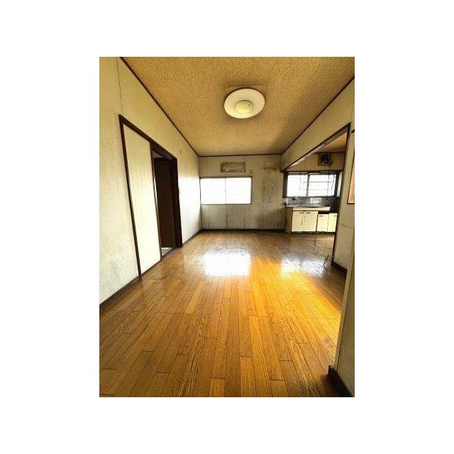 右側建物のダイニング。フローリング仕様で窓が2箇所あります