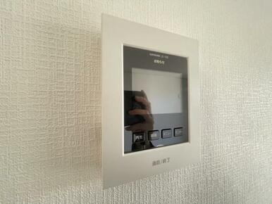 訪問者がひと目でわかるモニター付きインターホンを標準装備。お子さまのお留守番にも安心です！