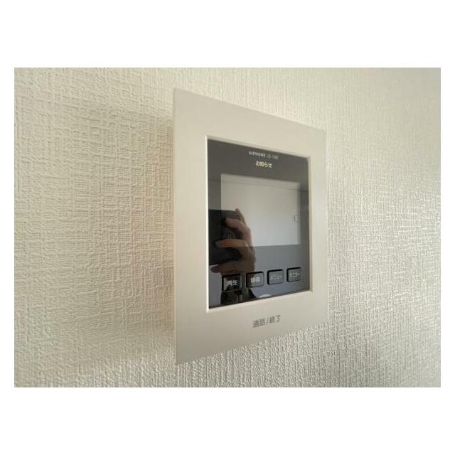 訪問者がひと目でわかるモニター付きインターホンを標準装備。お子さまのお留守番にも安心です！