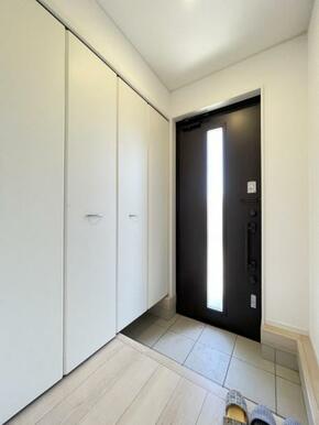 玄関を広く利用できるようシューズクローゼットを完備。ご家族みんなの靴をスッキリ収納できます！