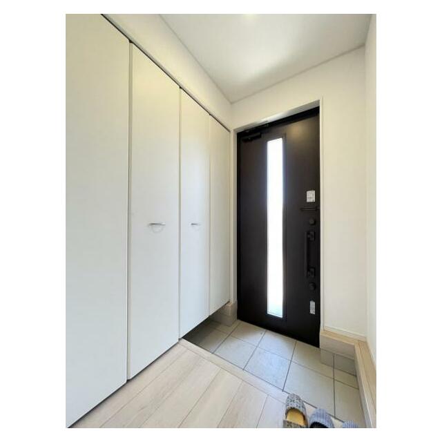 玄関を広く利用できるようシューズクローゼットを完備。ご家族みんなの靴をスッキリ収納できます！