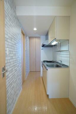 キッチンは上下部に収納がございます