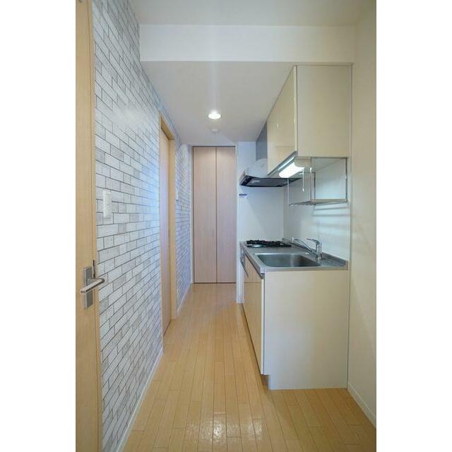 キッチンは上下部に収納がございます