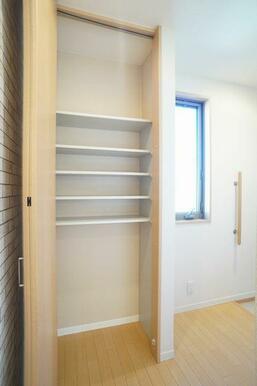 収納は棚付きでございます