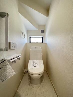 採光窓は臭い対策にもなって清潔な空間を保てます♪立ち上がりをサポートしてくれる手すりも完備！