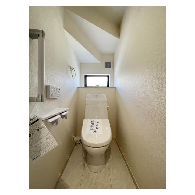 採光窓は臭い対策にもなって清潔な空間を保てます♪立ち上がりをサポートしてくれる手すりも完備！