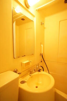 シャワー派には、使いやすいユニットバス。洗面台も完備！