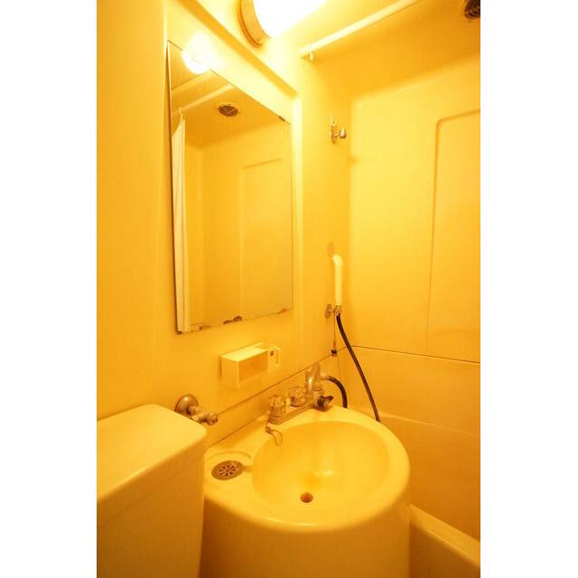 シャワー派には、使いやすいユニットバス。洗面台も完備！