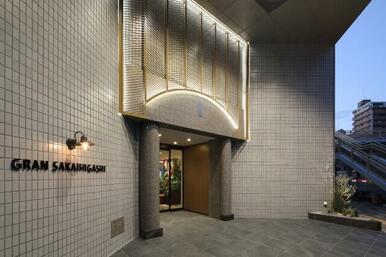 ピロティ（夕景）