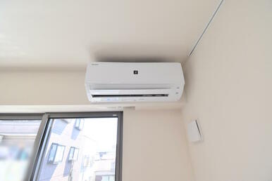 エアコンはリビングと各居室の３台設置されています。