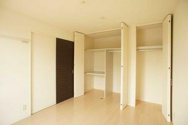 南側洋室には天井高までの収納が大小２サイズあります。