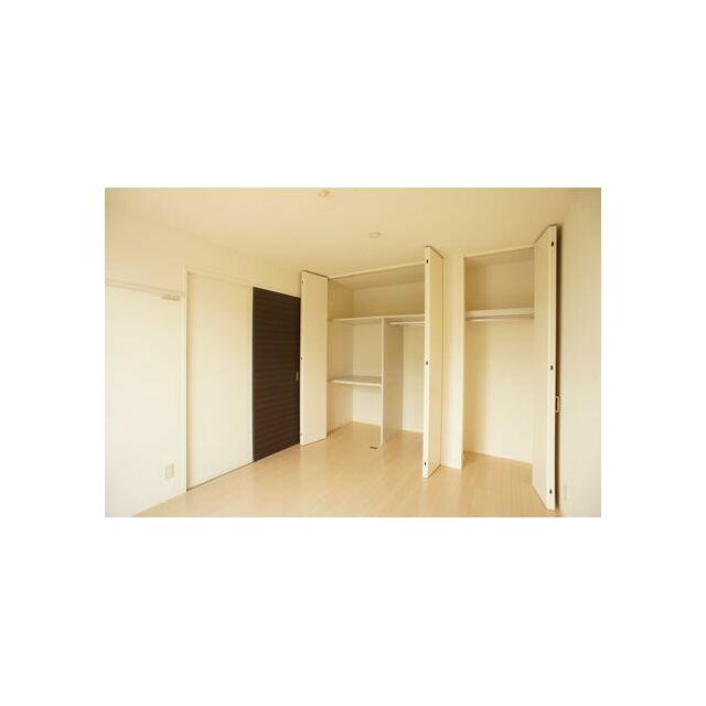 南側洋室には天井高までの収納が大小２サイズあります。