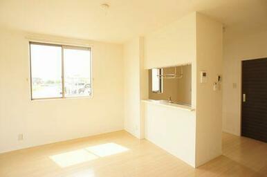 キッチンは対面式でご家族とコミュニケーションをとりながらの炊時が可能です。