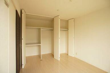 南側洋室には天井高までの収納が大小２サイズあります。