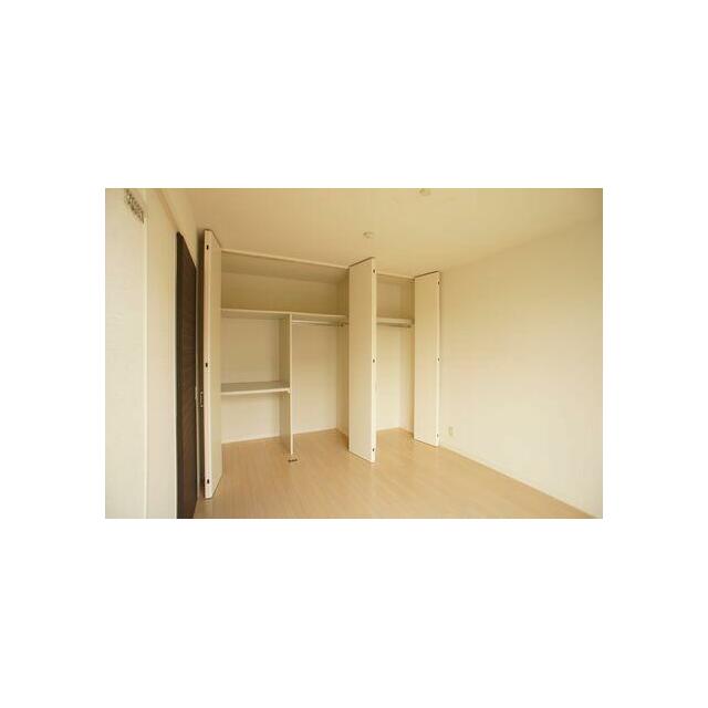 南側洋室には天井高までの収納が大小２サイズあります。