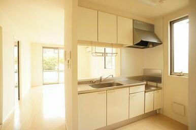 キッチン脇にも窓（スィング式）があります。