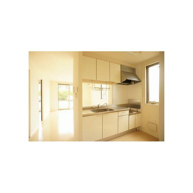 キッチン脇にも窓（スィング式）があります。