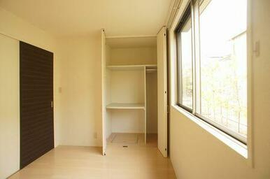北側洋室にも天井高サイズの収納があります◆窓は腰高サイズです。