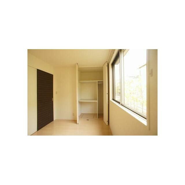 北側洋室にも天井高サイズの収納があります◆窓は腰高サイズです。