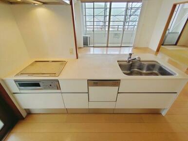 IH3口コンロ、食洗機、下部引き出し収納と、使い勝手のいいキッチンです。