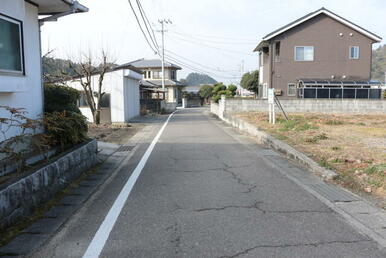 前面道路幅４ｍで余裕があります。　南東から撮影。