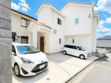 スタイリッシュな外観が印象的な住まいです。白を基調とした外壁が爽やかな印象を与え、街並みにも美しく調
