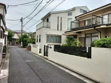 閑静な住宅街の中にあります。前面道路も整備されています。