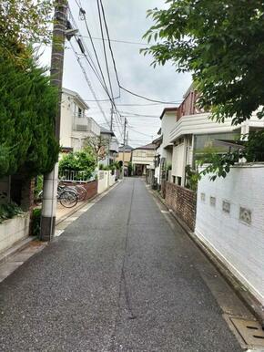 閑静な住宅街の中にあります。前面道路も整備されています。