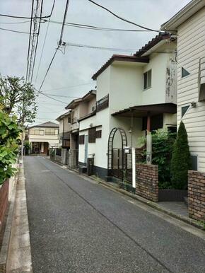 閑静な住宅街の中にあります。前面道路も整備されています。