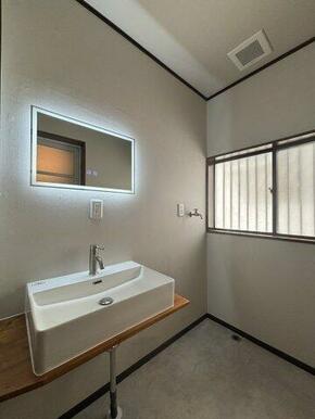 朝の身支度には欠かせない独立洗面化粧台