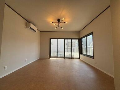 ゆったり過ごせる居間です