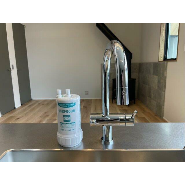キッチン水栓には浄水器付き。