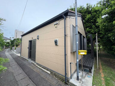 駐車場は隣地に貸し駐車場が付いております（月額５，０００円）