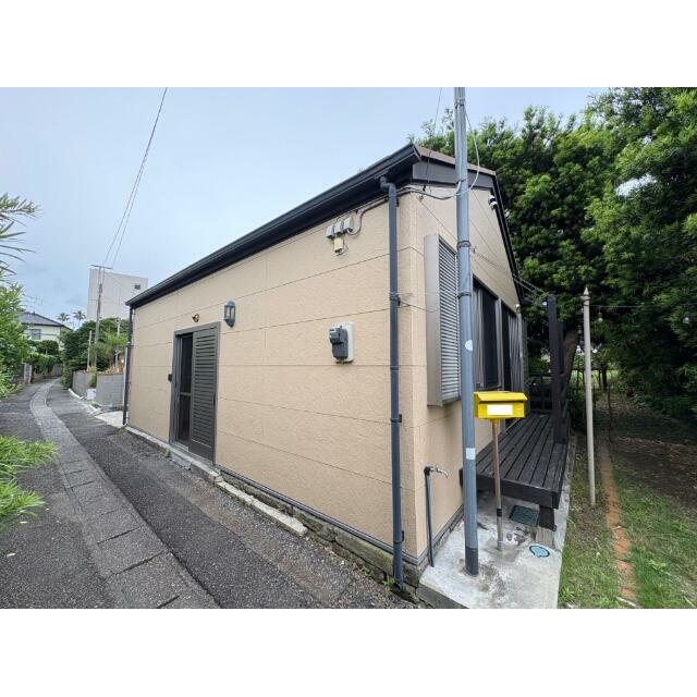 駐車場は隣地に貸し駐車場が付いております（月額５，０００円）