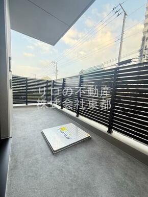 バルコニーがあるので洗濯物を太陽の下で干すことができます♪