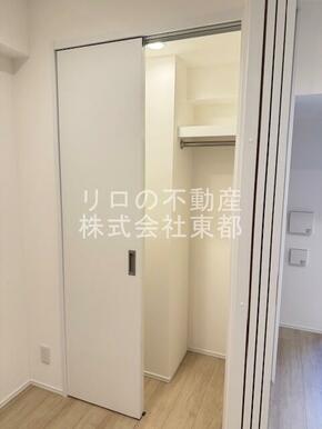増えがちな荷物をスッキリ収納できる大きめクローゼットです♪