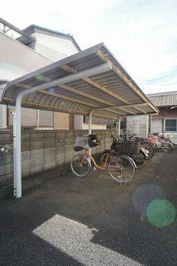 敷地内屋根付き駐輪場有り。