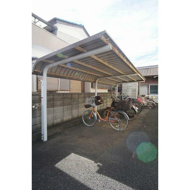 敷地内屋根付き駐輪場有り。