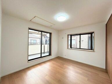 「２階西側洋室」約７帖のお部屋です。