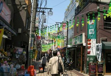 いつも賑やかな笹塚駅から続く商店街♪　夜も安心です♪