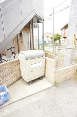 蓋つきのゴミ置き場。衛生的ですね♪
